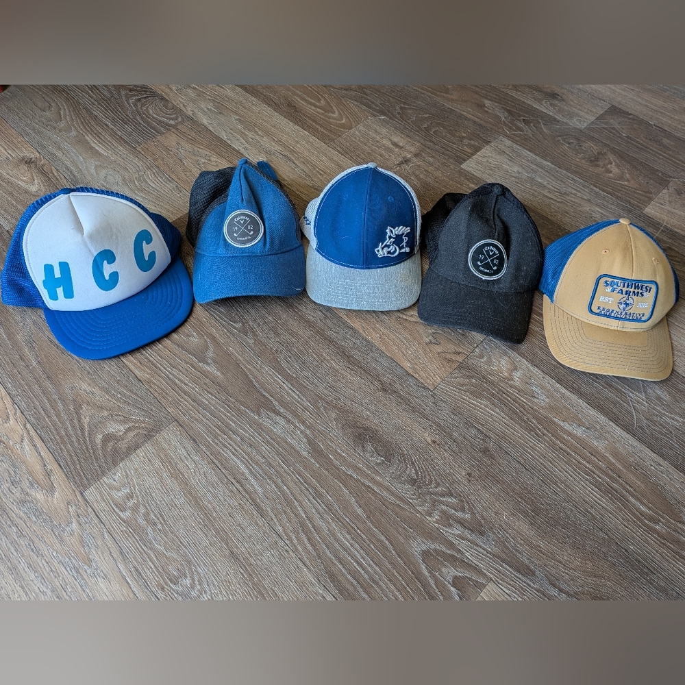 lot of baseball caps